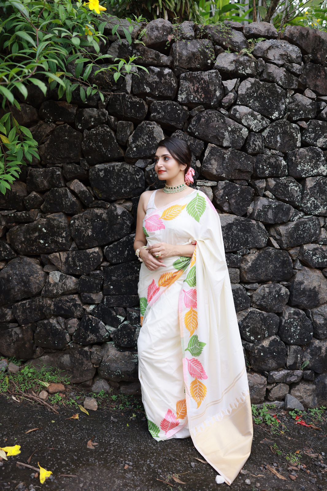 Floral leaf White Color Banarasi Silk Woven Saree