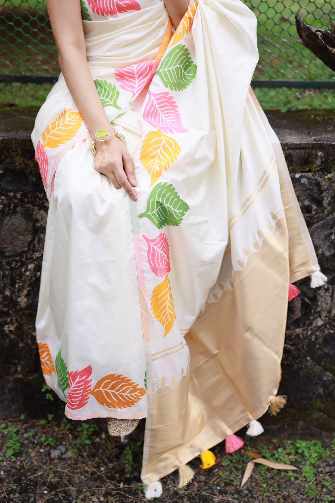 Floral leaf White Color Banarasi Silk Woven Saree